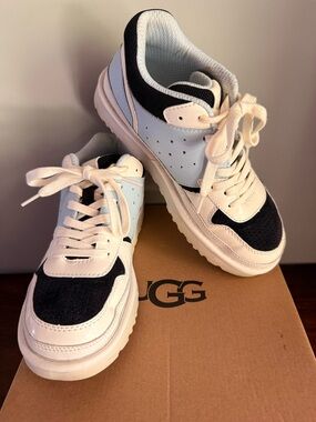 Ugg Highland Sneakers platform black, white and light blue colors. Size 8